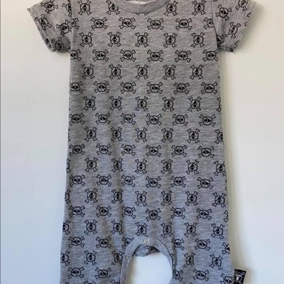 Nununu 🖤🤍 EUC lightweight skulls romper size 0-6m - Picture 2 of 3